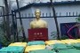 民族英雄雕像，被垃圾桶包圍！